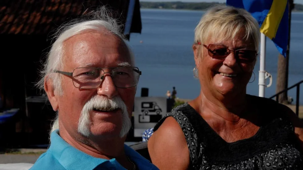 Ulf och Ninnie på Bredsands camping på mälarstranden utanför Enköping. Paret Fisher bor sedan sex år antingen i husvagn eller sin husbil, i Sverige eller Spanien.