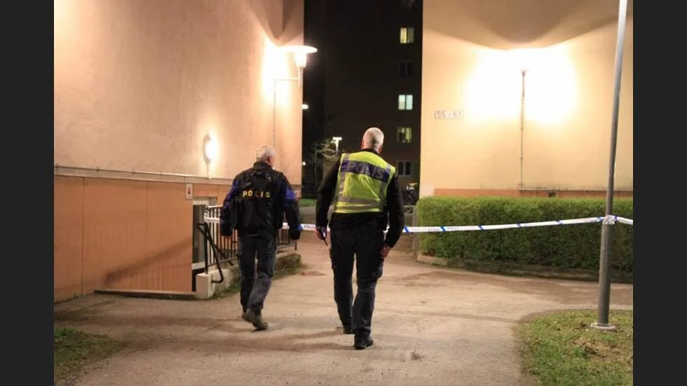 En stor polisinsats med bland annat helikopter pågick i området under kvällen.