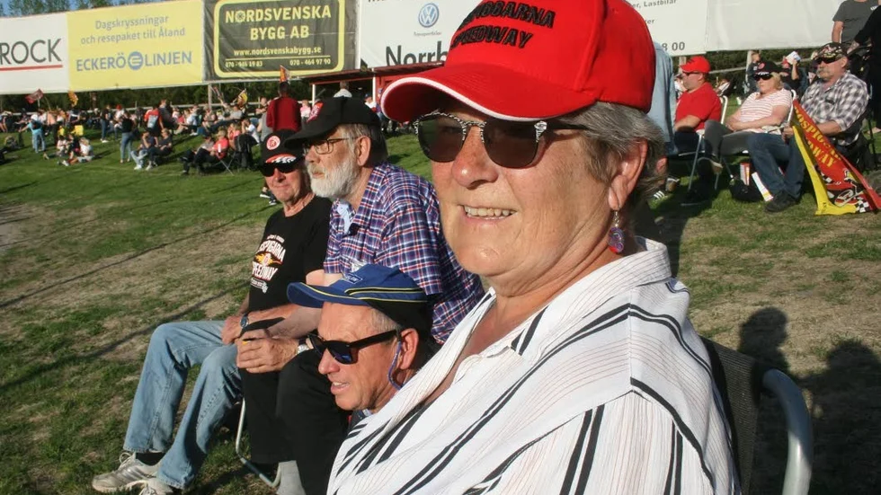 Rospiggsfan. Lena Olsson (närmast) missar inte gärna en hemmamatch med Rospiggarna. Bakom skymtar också maken Kurt Olsson (till vänster), Lars Andersson och Carl-Georg Åhlström.