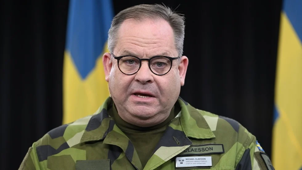 Försvarsmaktens insatschef, Michael Claesson, vill bara äska mer pengar till försvaret, menar insändarskribenten.