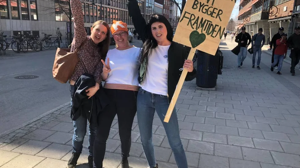 Glädjetårar. Klöverträskborna och småbarnsmammorna Jannice Tiger, Ingela Svanberg och Linda Öhlin jublade efter beskedet att deras byaskola hade räddats undan nedläggning.
