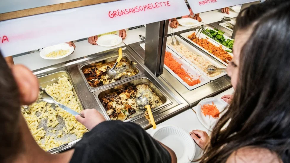 Inom tre år ska alla elever i kommunens skolor ha en vegetarisk rätt varje dag på matsedeln.