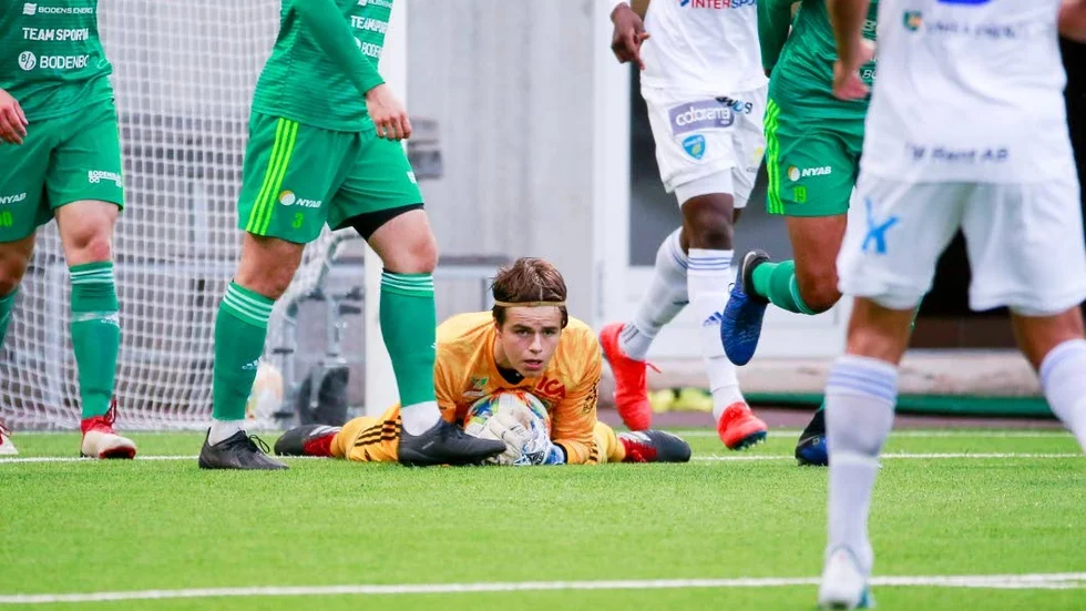 Simon Bandh i BBK-målet kommer få jobba hårt på söndag när serieledaren kommer på besök.
