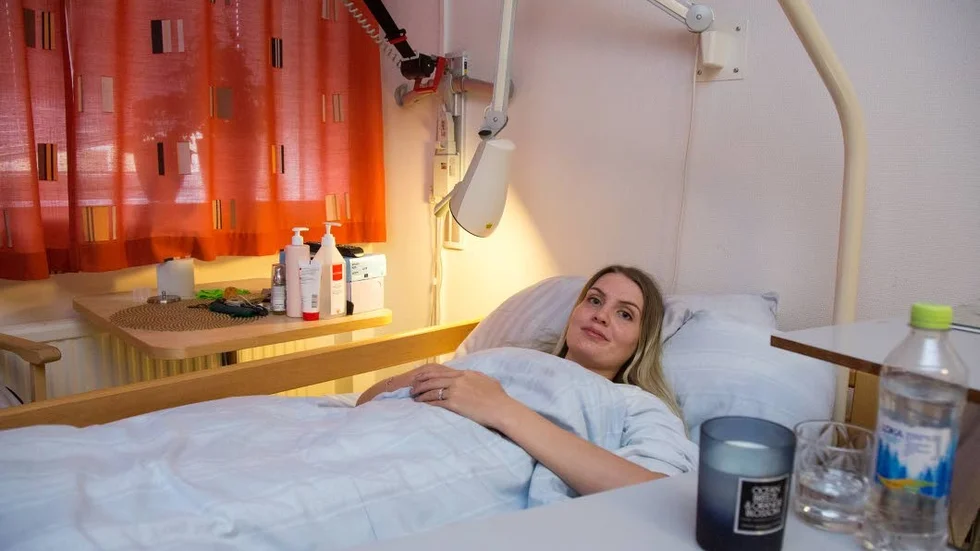 Åsa Brännmark Lundgren har varit sängliggandes efter operationen i Karlstad. ”Smärtläkaren kommer inte hit då dom inte tycker det är relevant förens jag är uppe på benen”, säger hon.