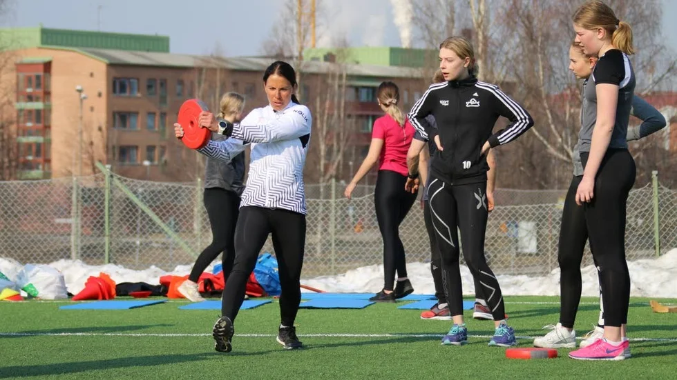 Charlotte Kalla visade utfall med rotation. En övning bra för stora delar av kroppen.