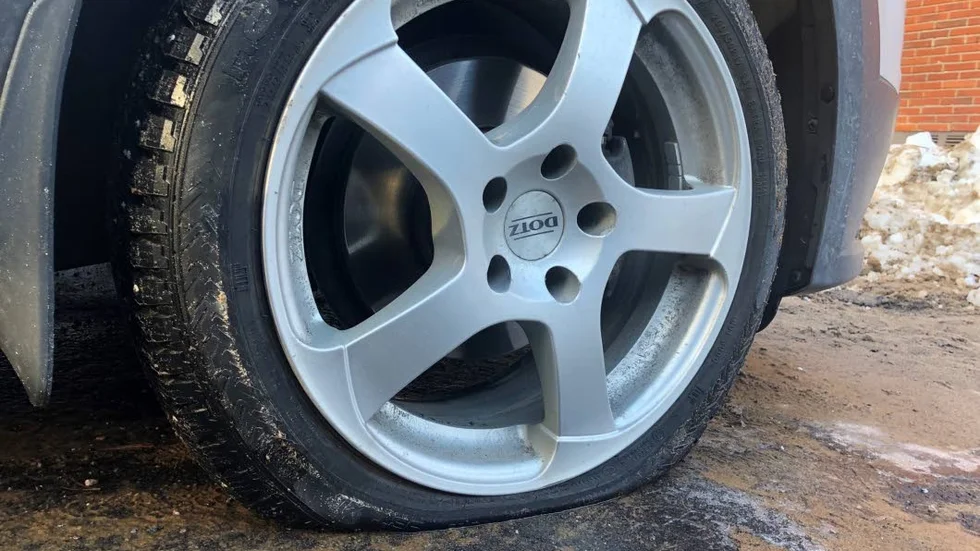 All luft försvann från ena framhjulet på grund av gropen.