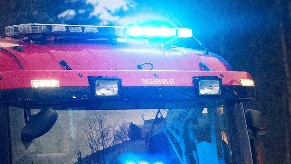 Räddningstjänsten ska stoppa en vattenläcka.