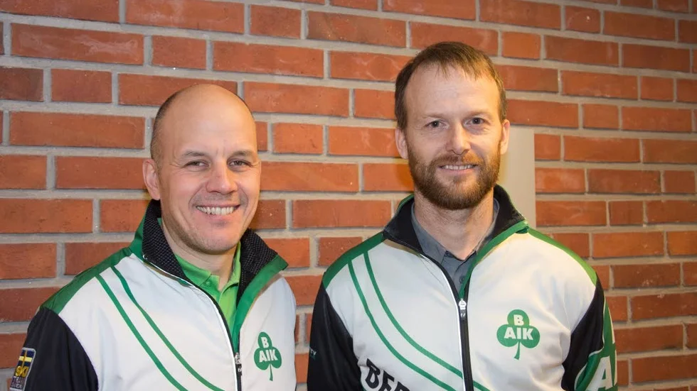 Fredrik Engström och Martin Holmberg, båda från Bergnäsets AIK, har anledning att vara glada. De två får dela på kommunens stipendium på 15 000 kronor för årets trygghets- och folkhälsoinsats.
