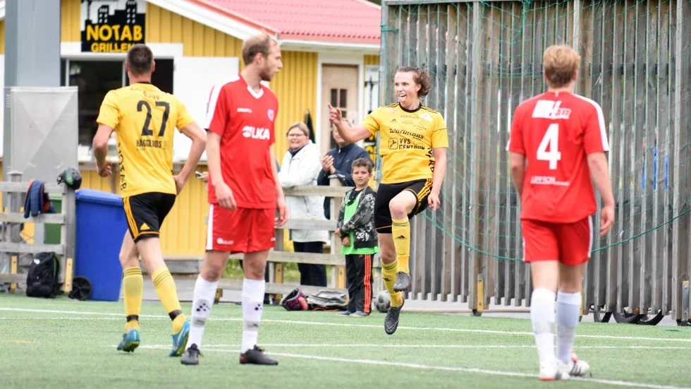 Robert Lidhammar, Notviken, får spela fyra matcher färre i trean kommande säsong.