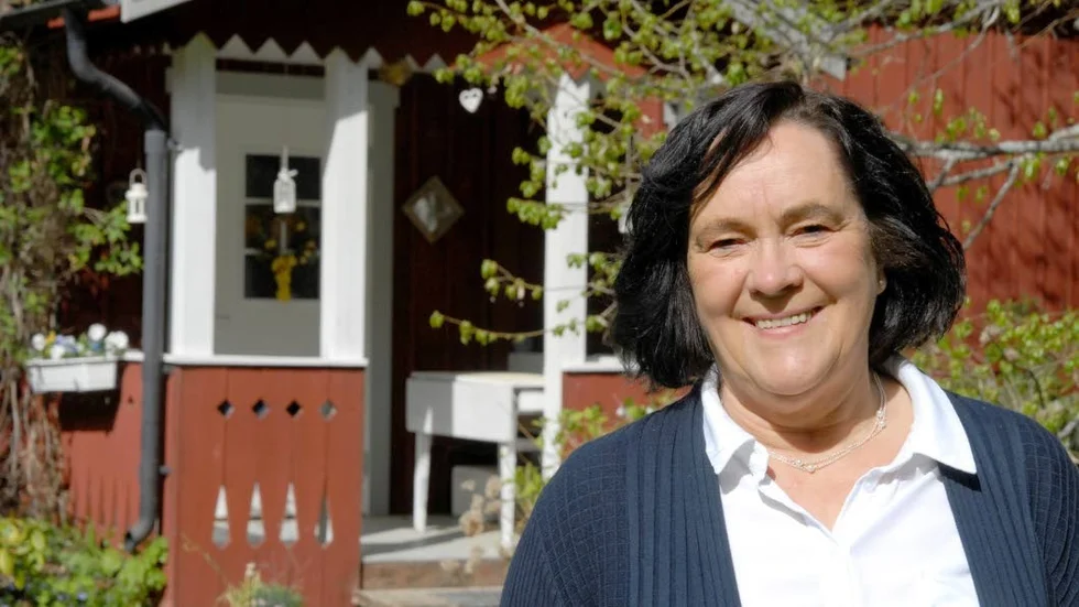 Eva Emanuelsson framför förstukvisten till huset i den lilla byn Gåde – utan likhet med Skogesta i Evas kommande bok.