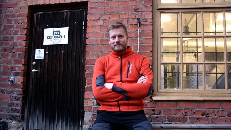 Micke Eklund på gården där bryggerifesten ska ordnas. Bilden är tagen vid ett tidigare tillfälle.