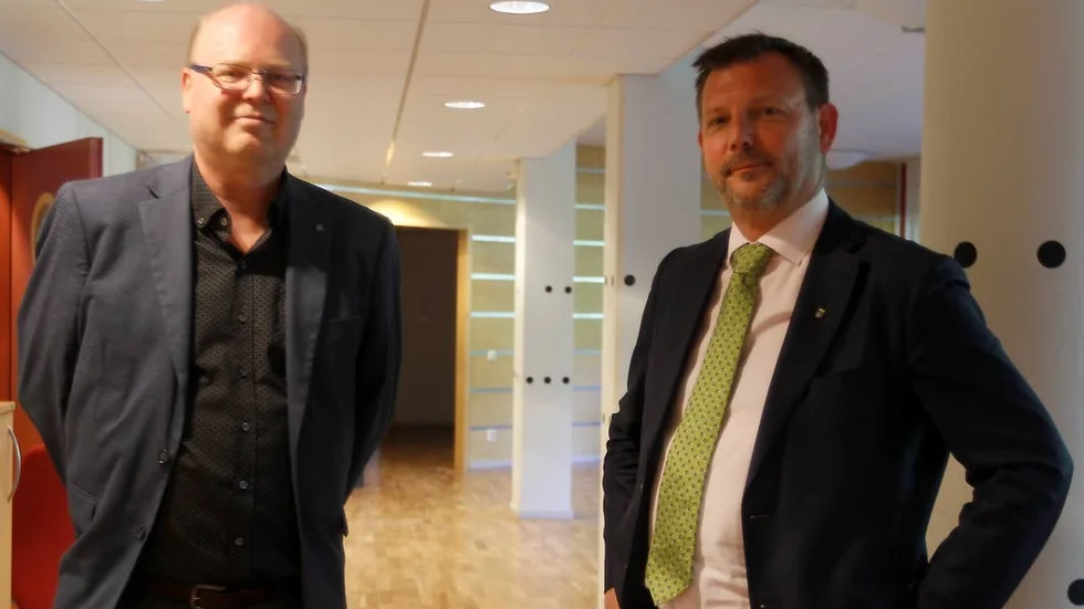 Anders Lindén, gruppledare SD, och Ingvar Smedlund, (M), hade anledning att se nöjda ut efter att den minoritetesledningens budget röstats igenom med SD-stöd..