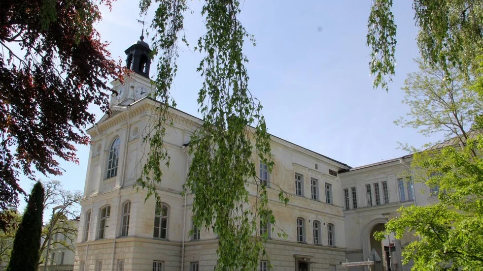 Kommunen har beslutat spara flera av de äldre byggnaderna i området. Det minskar intäkterna.