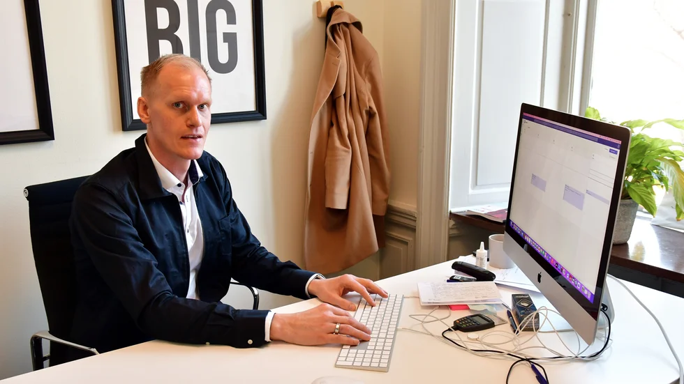 Johan Söderström vet det mesta om knäskador och framförallt hos idrottande kvinnor. Han är starkt kritisk till att föreningarna inte tar till sig av de rön och råd som faktiskt finns för att förebygga svåra korsbandsskador.