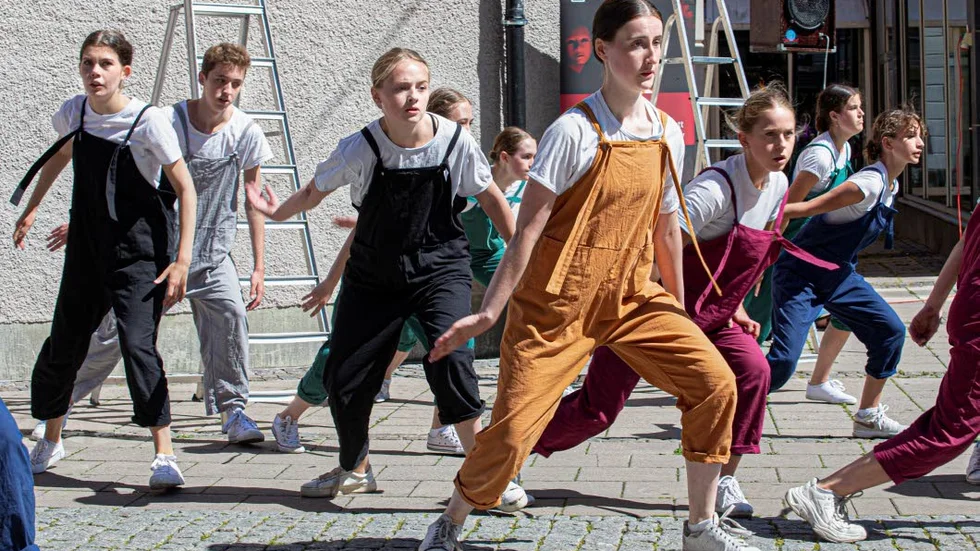 Tilda Åsberg (längst fram) och de övriga 15 dansarna i danssommarjobbet hade premiär för föreställningen "Klättra" i gassande sol på onsdagen.