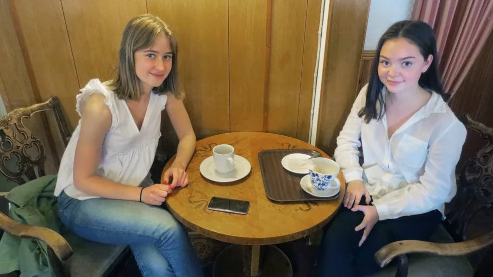 Sofia Andersson och Maja Örn är förstagångsväljare och ska rösta i EU-valet. Miljöfrågrona är viktiga för dem. "Det är viktigt att det blir rättvist så inte vissa länder som Sverige gör mycket mer än andra", säger Maja Örn.