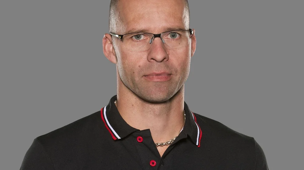 Gynnsamt läge. Seriesegern säkrad. Då kan Stefan Thomson skräddarsy fyspassen för varje spelare för att formtoppa dem till slutspelet. Foto: Stig Kenne / TT.
