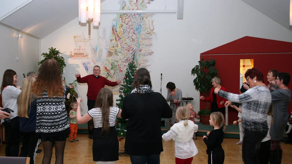Julfest. Efter gröt och skinka blev det dans kring granen.