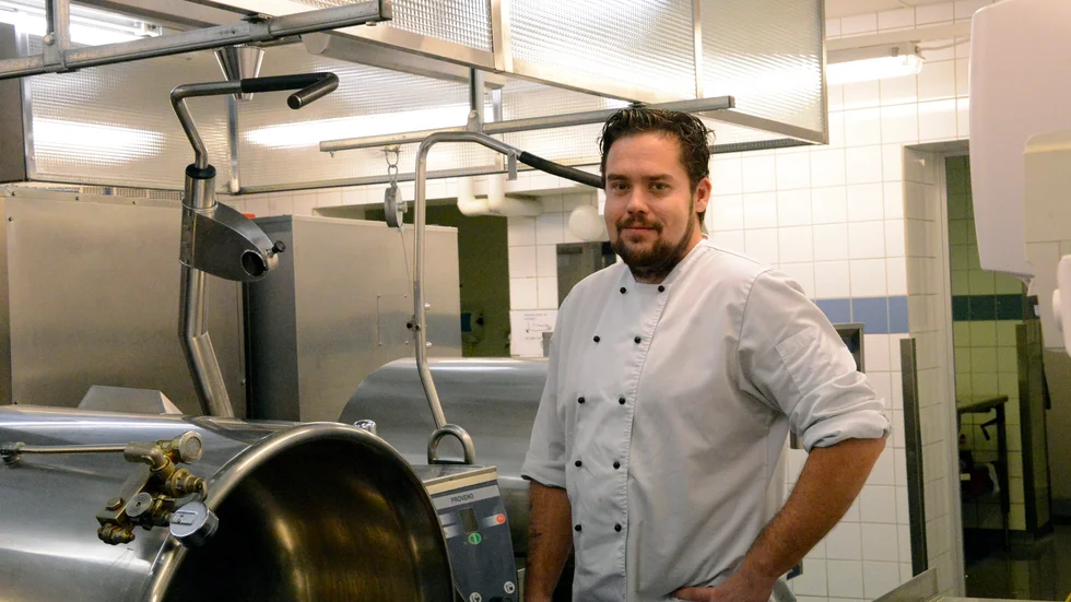 Arjeplogs kostechef Daniel Fjellström är utbildad kock och rycker in i köket när man är kort om folk.