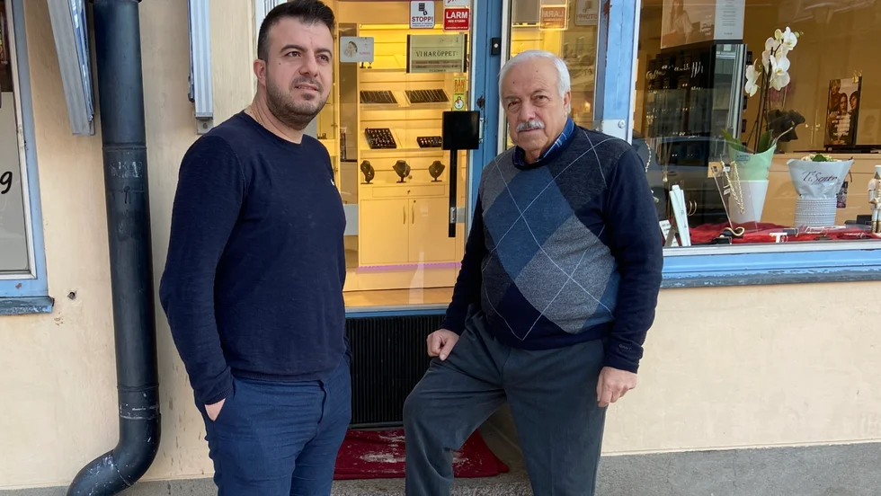 Efter Guldfynd, som lämnade för Präntaren i somras, flyttar nu BM Jewellery in i lokalen på Trädgårdsgatan 5. Antwan Mousa använder sin far Bassim Mousa som bollplank. "Pappa var guldsmed hemma i Syrien."