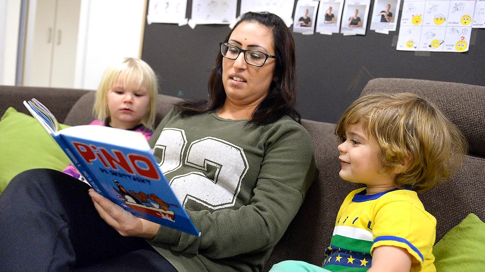 Läser saga. Förskolepedagogen Sofie Vetander läser en saga för Saga Ekmark, 3 år, och Linus Estigarriga Menescal Rögilds, 3 år, på Södergårds förskola. Barnen på förskolan inspireras mycket av sagorna och dramatiserar dem när de leker själva.