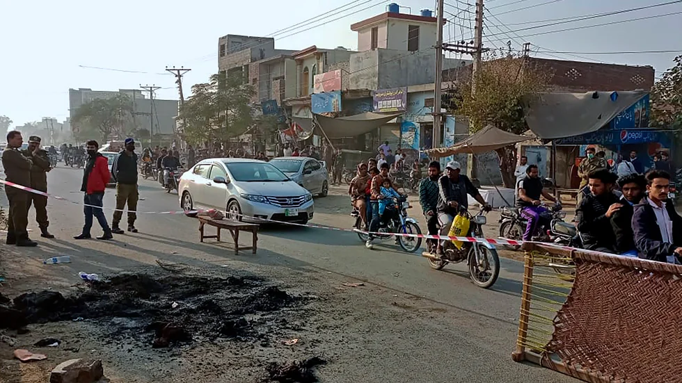 Mannen lynchades utanför fabriken han drev i Sialkot, Pakistan.