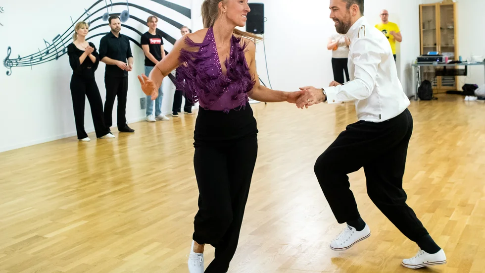 Nathalie Albrigtsen, här med David Eriksson i Motala 2021, har fått en bra start på buggsäsongen. 