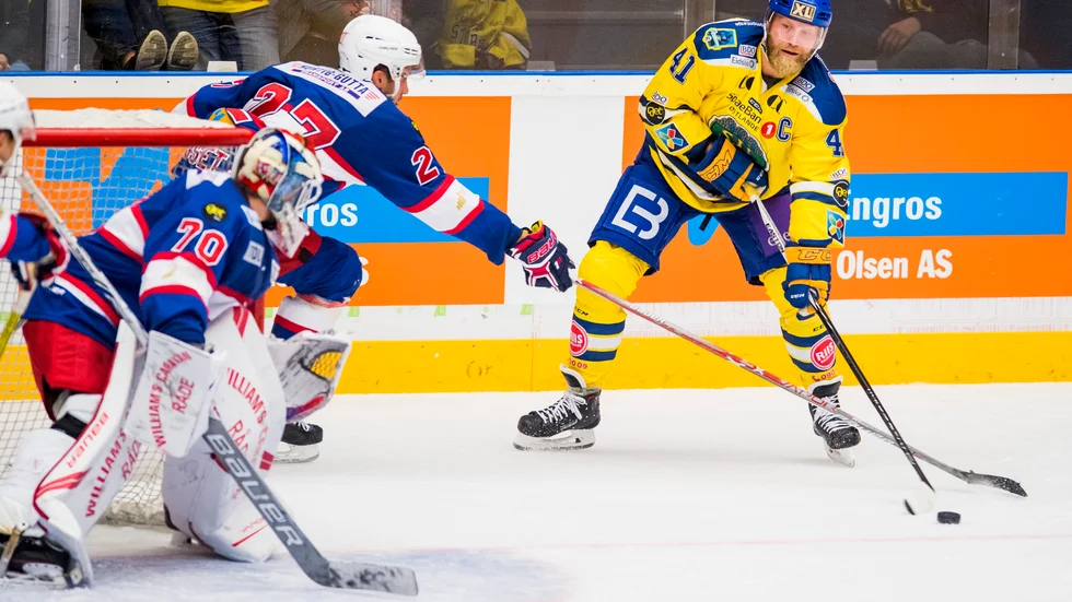 Storhamars Patrick Thoresen (gul tröja) fortsätter att ösa in poäng. 