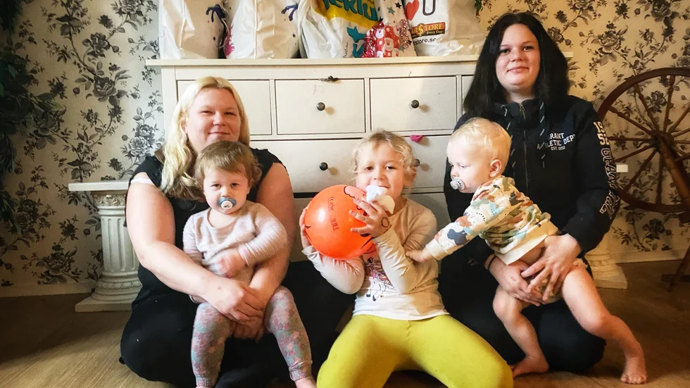 FB-gruppen Julens änglar vill göra julen lite bättre för de utsatta i Tierp. Grundaren Johanna Zällh (t v) tillsammans med sina barn Wilma och Tuvalie Zällh och Linnea Viklund, samt barnbarnet Milton Viklund. 