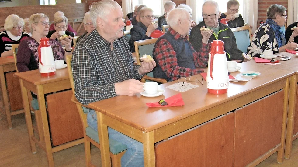 Bingo, underhållning och fika stod på programmet. Närmast i bild Kjell Lindfors.