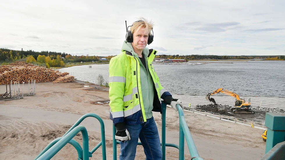 "70 procent av kostnaden för ett sågverk är råvaran så det gäller att nyttja stockarna så bra som möjligt. Med den nya timmersorteringen har vi hittills uppnått alla uppsatta mål", berättar Johan Oja.