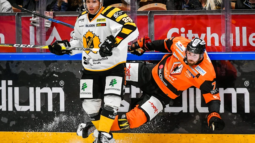 Matt Anderson spelade förra säsongen i Skellefteå AIK. Nu tillhör amerikanen Rögle BK. Här tillsammans med Mattias Karlsson, tidigare i Karlskrona HK. 