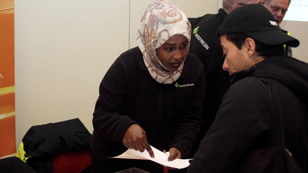 Esraa Ayuen berättar om de villkor som gäller de naturnära jobben.