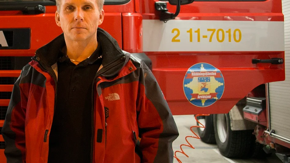 Räddningskåren i Arvidsjaur har under minst fem år förgäves väntat på att få byta ut den nu snart 30 år gamla brandbilen mot något nyare. ”Räddningstjänsten har alltid varit en budgetregulator, hade vi legat direkt under kommunstyrelsen hade vi fått snabbare beslut på sådana här saker, säger rädningsledaren Tommy Grundström, till vänster, här tillsammans med Micael Degerman, Brandmännens riksförbunds lokala representant i Arvidsjaur.