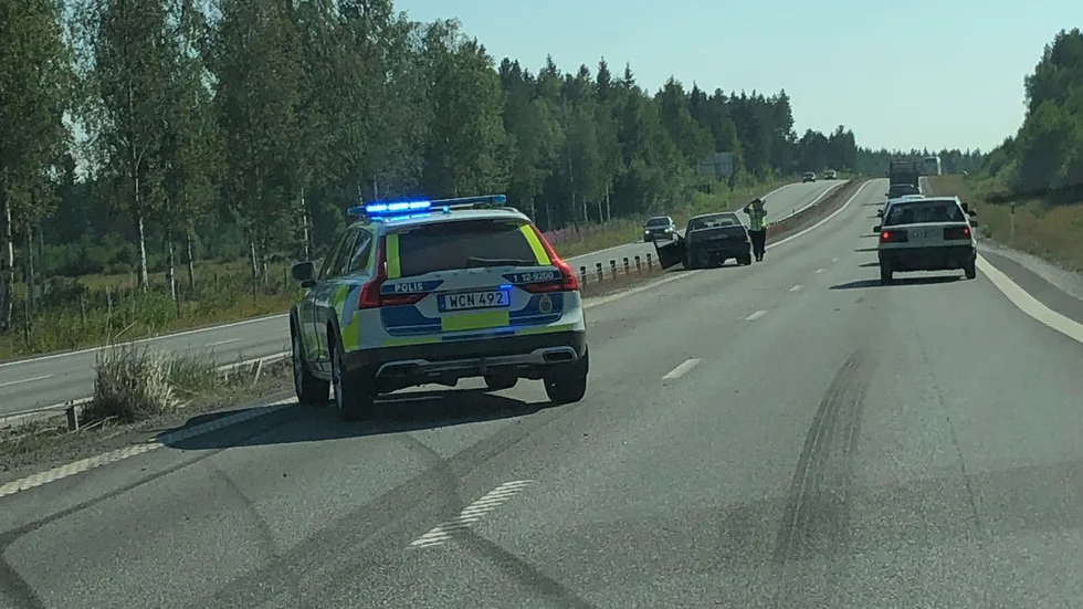 Polisen är på plats vid olycksplatsen.