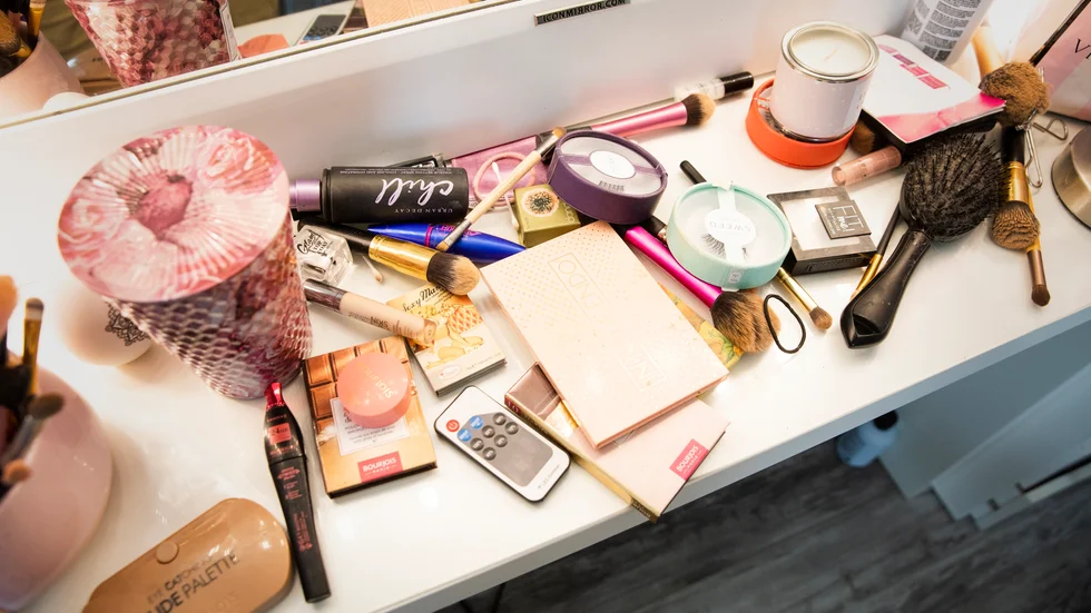 Hela fenomenet med influencers må uppfattas som ytligt och som ännu någon dum, kortlivad trend som ungdomen ägnar sig åt. I själva verket utgör det ett led i en bransch som omsätter stora summor pengar. 