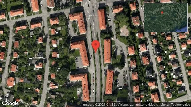 En personbil i olycka på väg 53