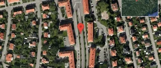 En personbil i olycka på väg 53