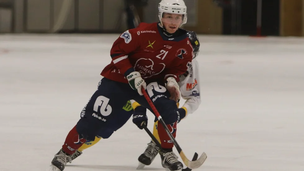 Jesper Ekström har varit KVBS bästa spelare i de senaste matcherna. Nu lämnar han över rollen som vänsterhalv till Victor Nilsson och tar själv ett kliv in i planen.