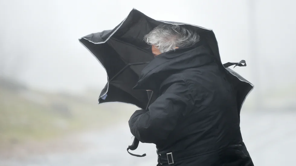 Det vankas kraftiga vindar i Sörmland. Under onsdagseftermiddagen blåser dte upp och SMHI råder länets invånare att plocka in eller förankra lösa föremål som finn sutomhus.