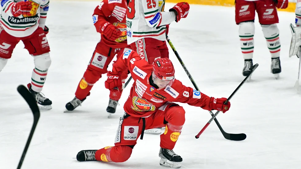 Rasmus Hedin gör en målgest efter sitt 1–0 i Almtunas hemmamatch mot Mora.