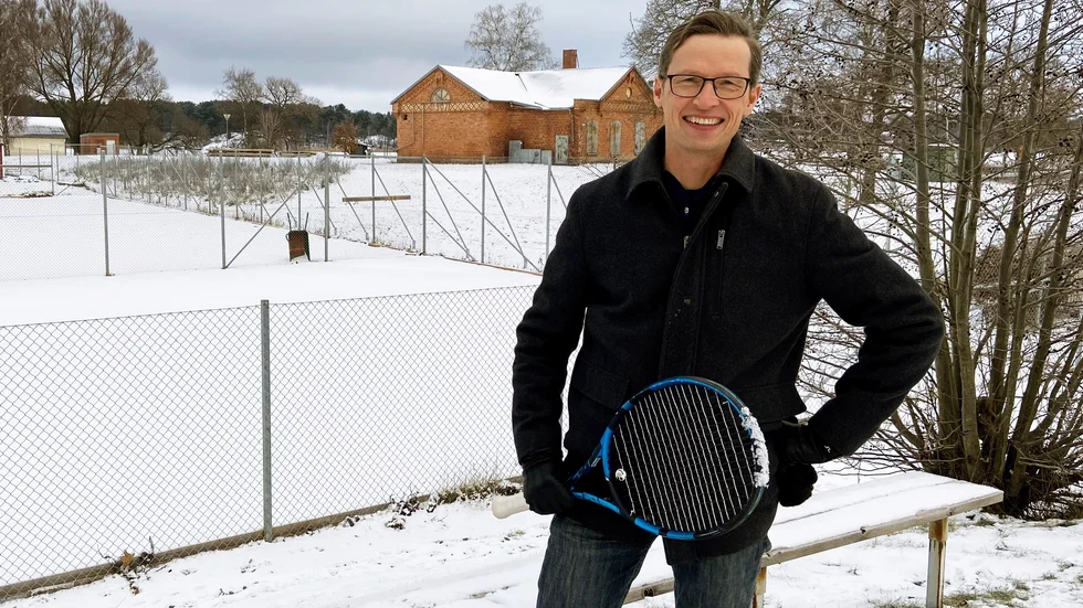 "Numera är vi nästan 700 medlemmar i klubben", säger Henrik Vajstedt, tillförordnad klubbchef i Strängnäs tennisklubb som ser fram emot att utomhusanläggningen på Visholmen får belysning.
