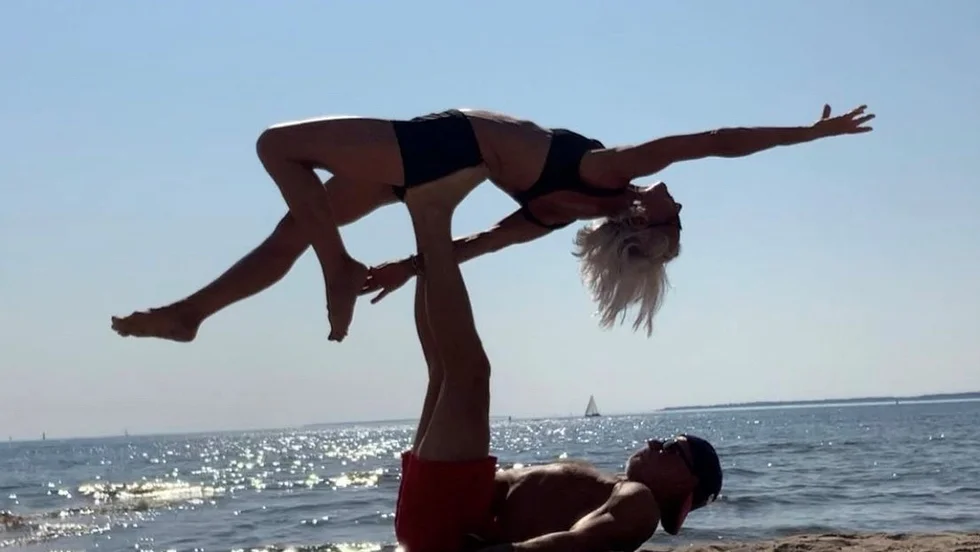 Bia Nordmark och Thomas Bäckström gillar att testa sina acroyogaövningar på vackra platser. På utsidan av Likskär, tille exempel.