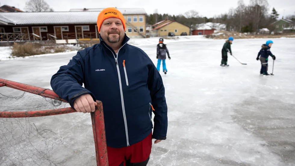 Mikael Bäckman i Kättinge IF vill att alla ska ha möjlighet att prova på att åka skridskor på isbanan som klubben med ideella krafter spolar nedanför klubbhuset. Därför har föreningen börjat samla in skridskor de ska kunna låna ut.