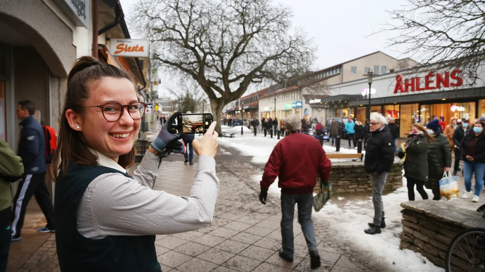 Hilda Weiser, Visby: "Från 2021 tar jag med mig flexibilitet och anpassning. Flera gånger har jag tänkt att det varit illa, och så blir det ännu värre. Men så går allt bra ändå och saker reder ut sig. För 2022 tror jag pandemin blir mildare. Jag har pluggat i Italien och längtar tillbaka dit, och efter att få ett större socialt umgänge".