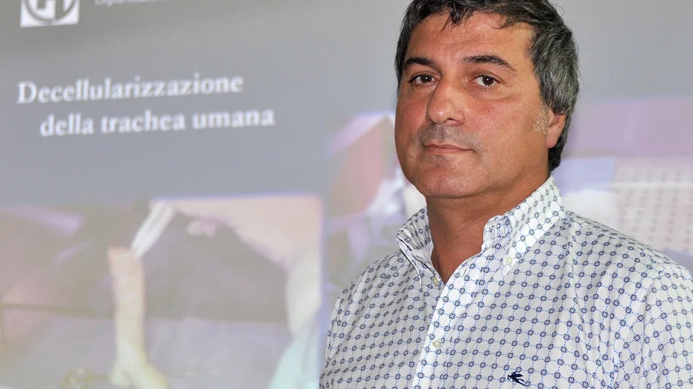 Paolo Macchiarini vid en pressträff i Italien 2010, där han presenterade resultaten från transplantationer av luftrör preparerats med stamceller som utfördes innan han började arbeta i Sverige. Arkivbild.