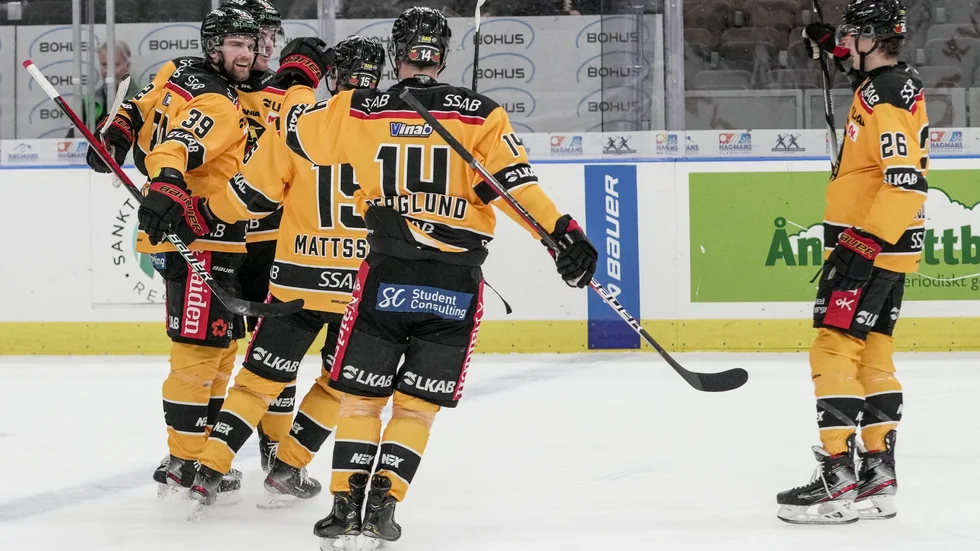 Luleås Pontus Själin firas efter segermålet mot Frölunda.