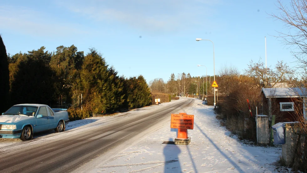 Här ska gatan grävas upp, därmed stängs den av tillfälligt. 