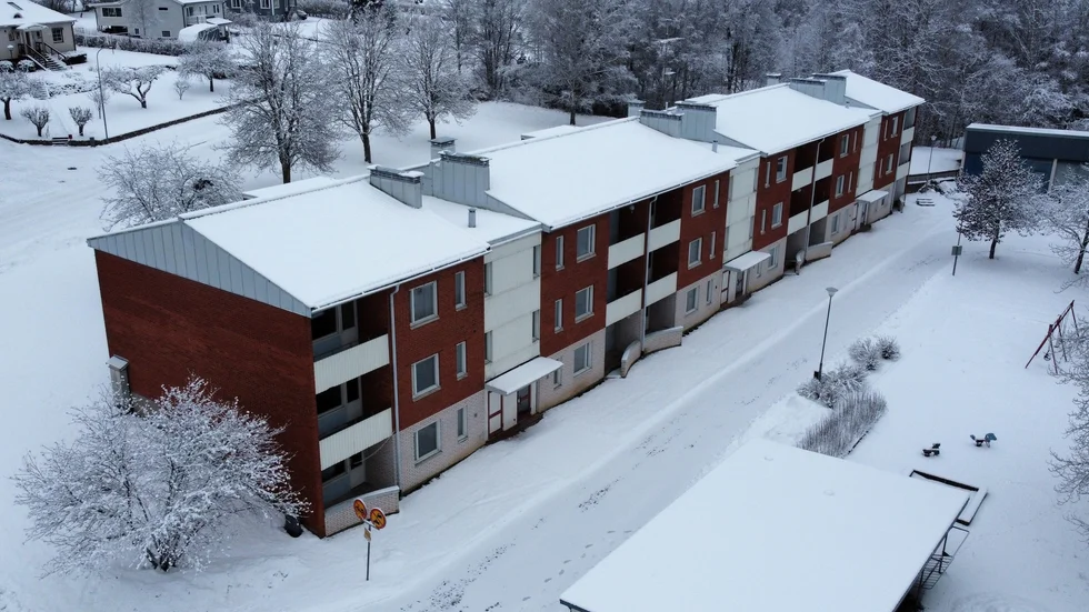 Hyreshuset står nu tomt sedan den tidigare hyresgästen Migrationsverket flyttade ut under förra året. "Vi har i nuläget inga tankar om vare sig rivning eller renovering", säger Magnus Danlid (C), ordförande i Vimarhen.