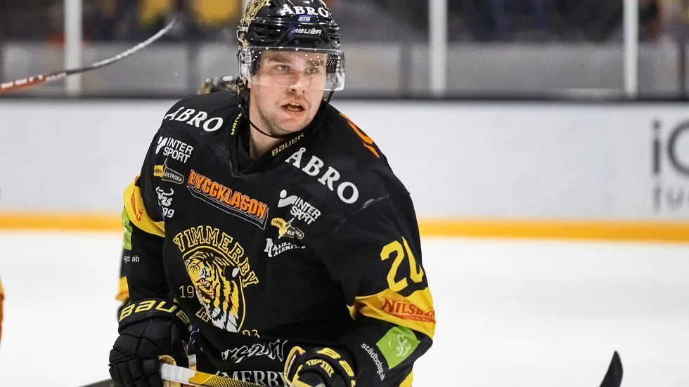 Tatu Kokkolaa första svenska klubb var Vimmerby, för vilka han spelade säsongen 2021/22.